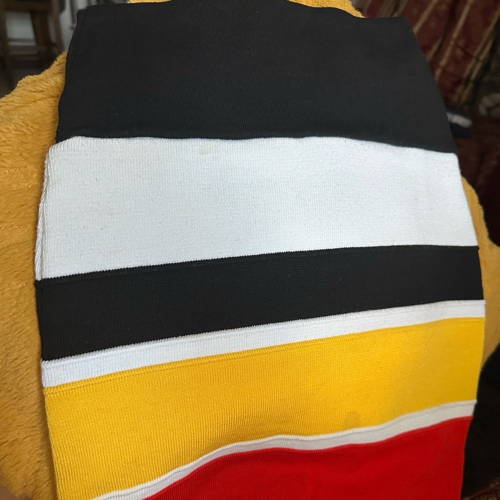 🌺 BUNDLE 4 ITEMS FOR $20 🍒
Soft Black and White Pencil Skirt beautiful